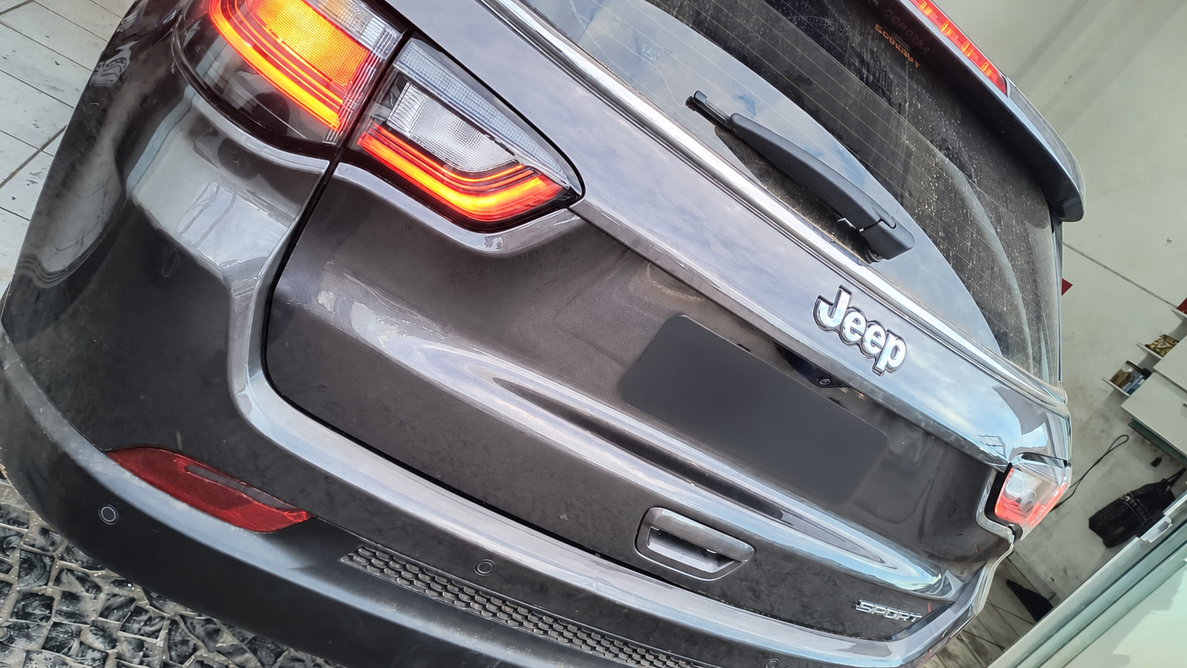 Depois do martelinho na tampa traseira do Jeep Compass com a placa ocultada