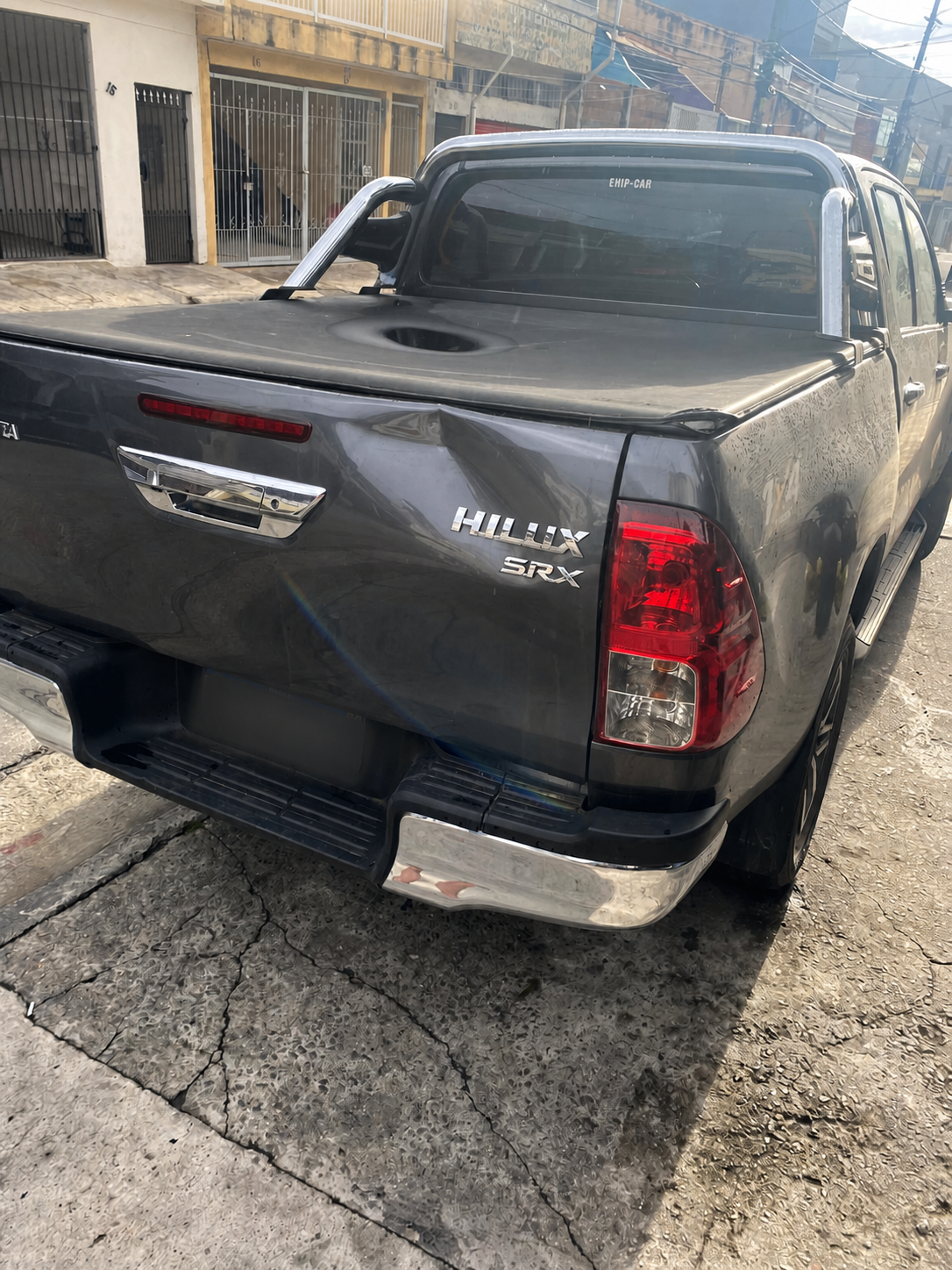 Antes do martelinho na tampa traseira da Toyota Hilux com a placa ocultada