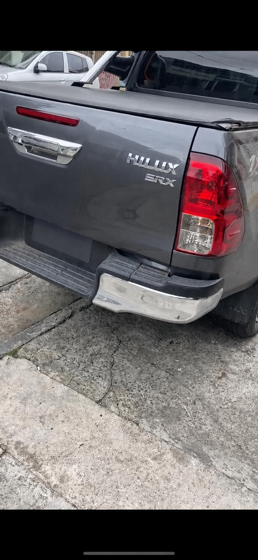 Depois do martelinho na tampa traseira da Toyota Hilux com a placa ocultada