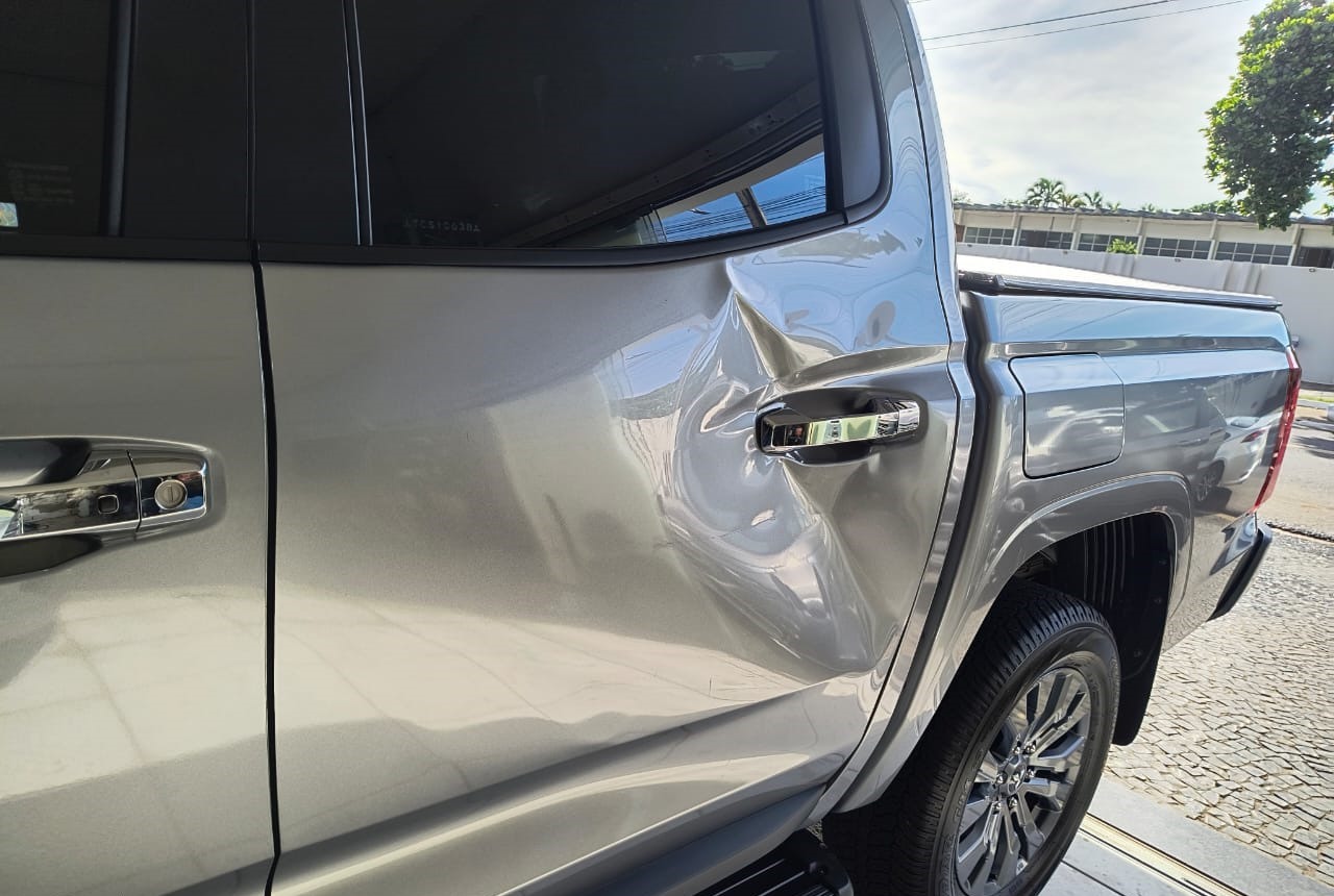 Amassado na lateral de uma Toyota Hilux antes da avaliação para reparo